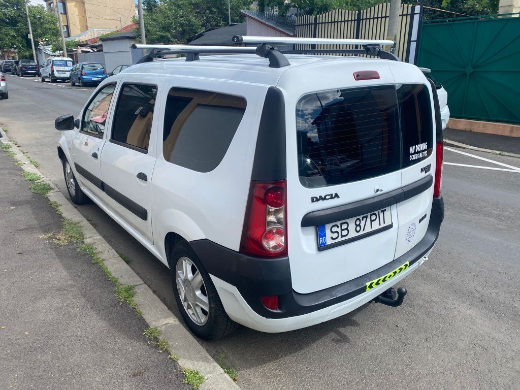 Logan MCV cu portbagaj și cârlig
