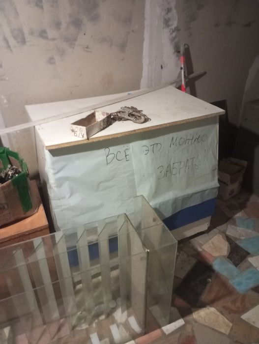 Полка стеклянная и стол магазинный .