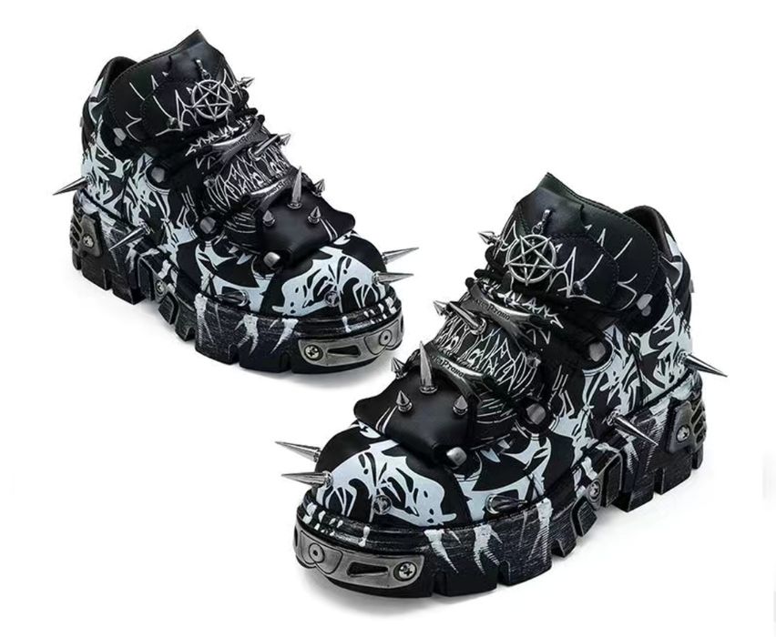 Эксклюзивные ботинки с металлическими шипами и принтом