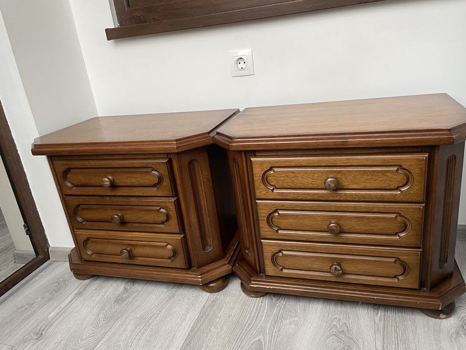 Дървени нощни шкафчета