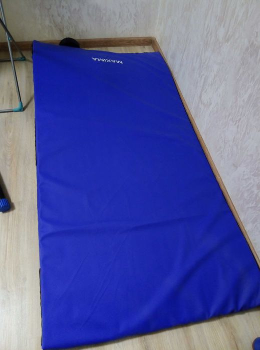 Мат гимнастический.