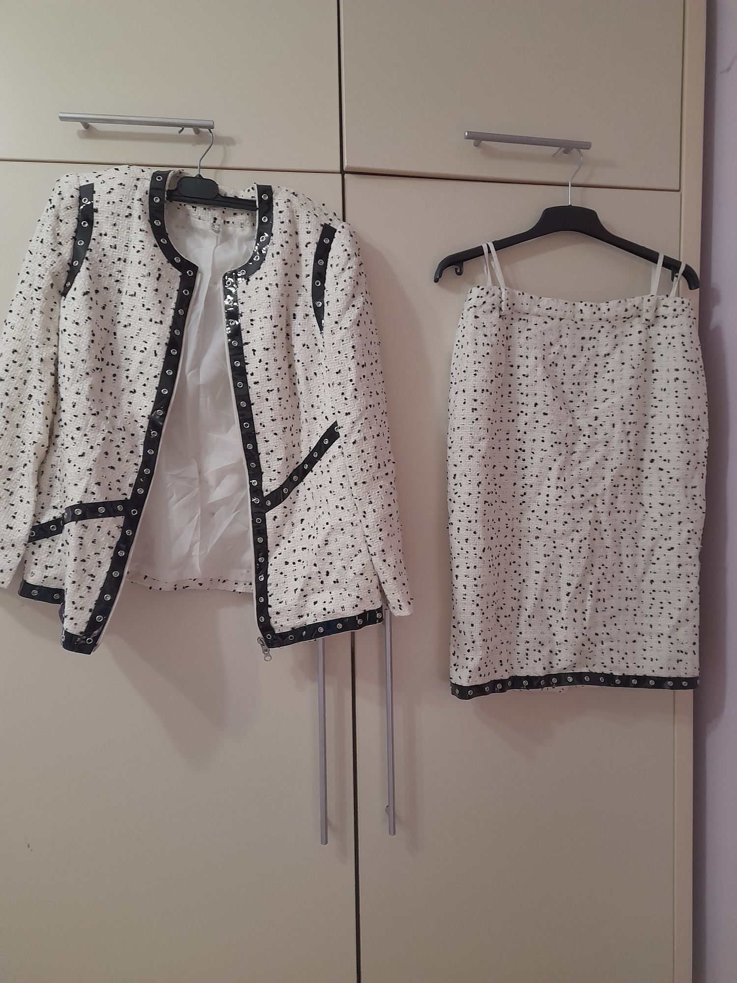 Compleu damă, cu fustă, alb cu negru, măsura 40