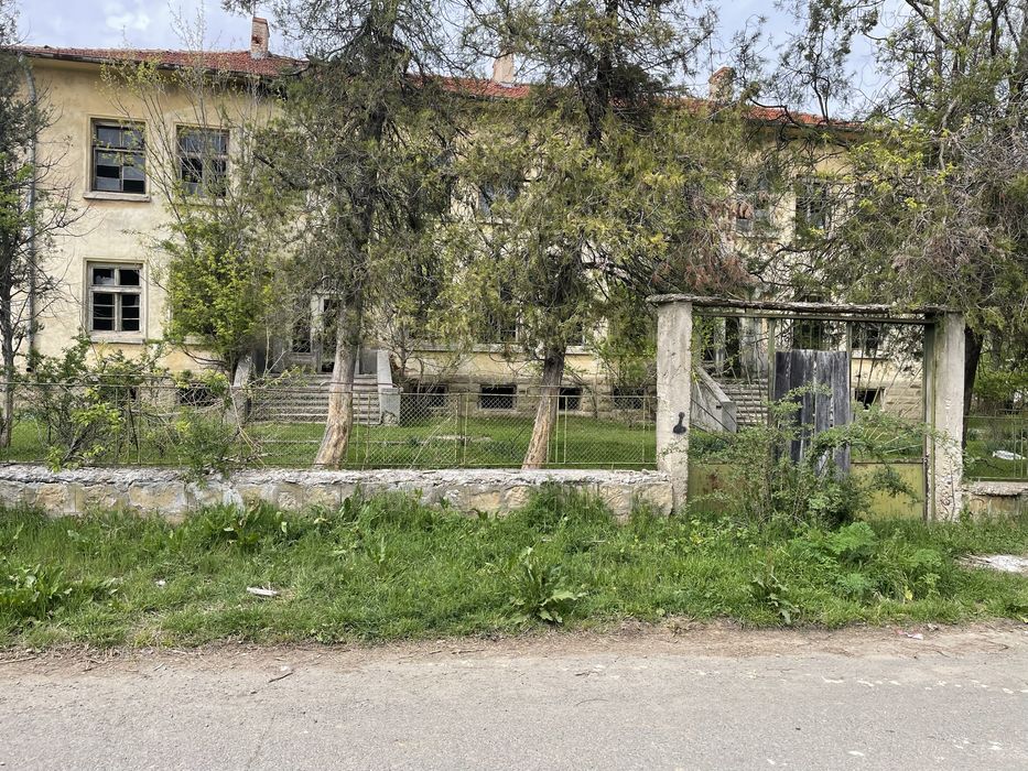 Продава се парцел с масивна сграда - бивш здравен дом в с.Люляково
