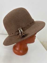 Женская фетровая шляпа, фетровый ободок, кисти, цвет бежево-пурпурный