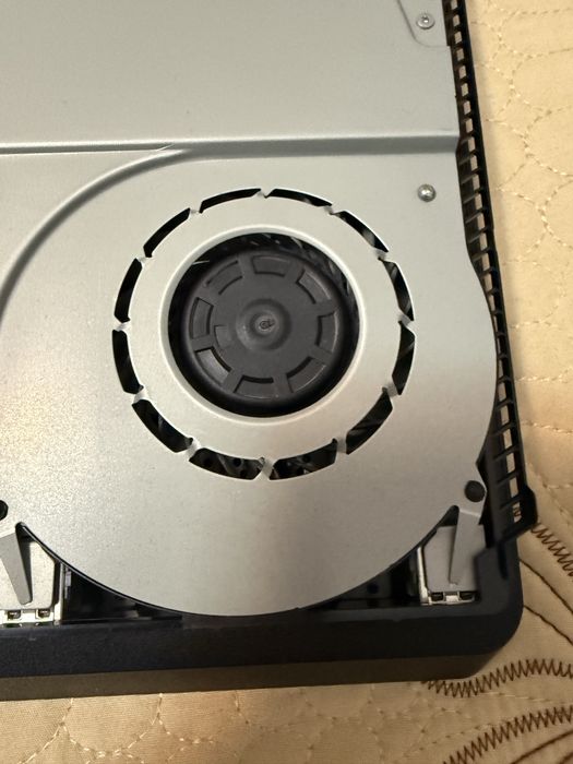 Ps4 pro + doua contrelere