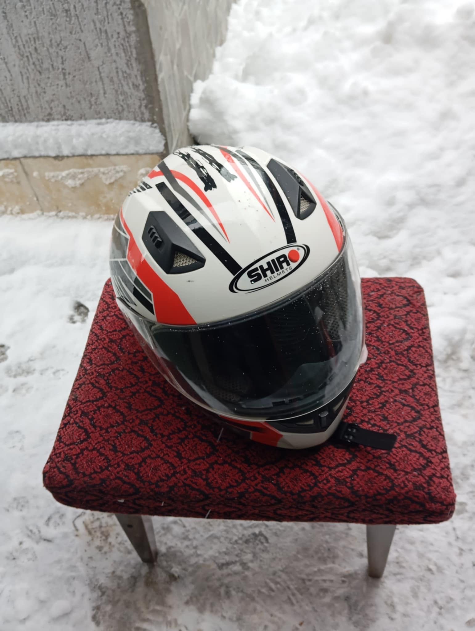 Продавам каска shiro