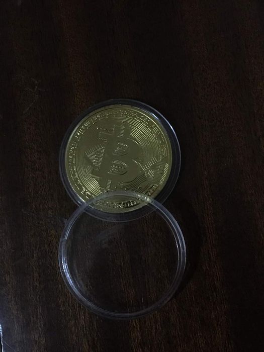 Bitcoin монета със защитна капсула.