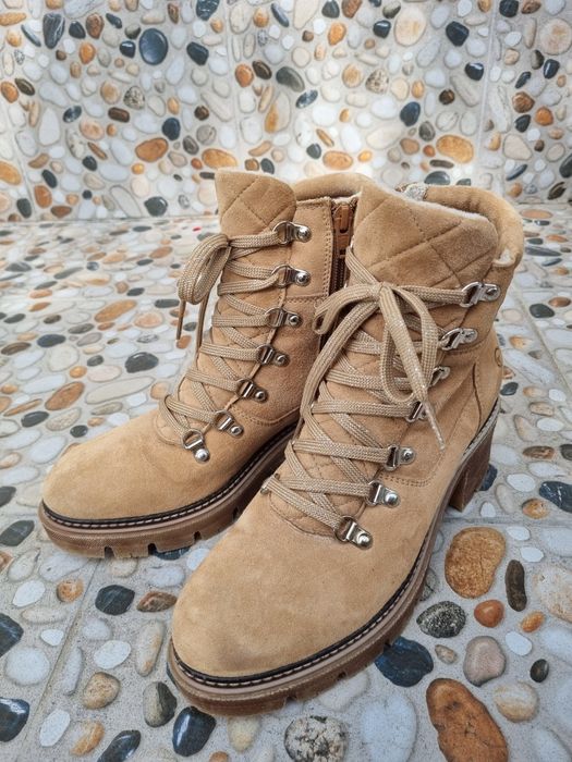 Vând ghete în stare bună.