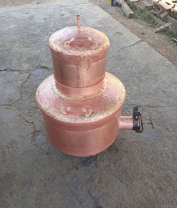 Vând cazan de tuica 8galeti la 1800lei complet