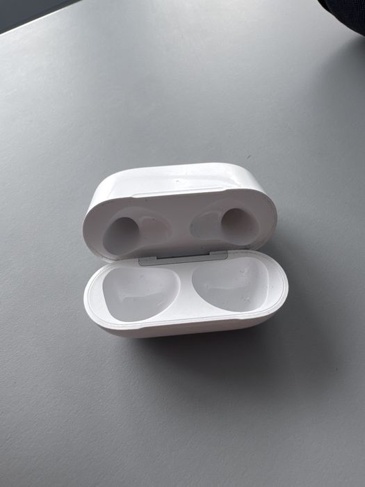 Продавам ОРИГИНАЛНА кутия за airpods 3gen