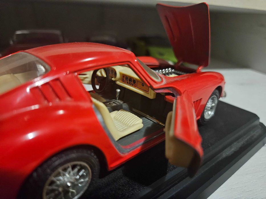 Macheta Bburago Ferrari 275 GTB 4 , scara 1 : 24