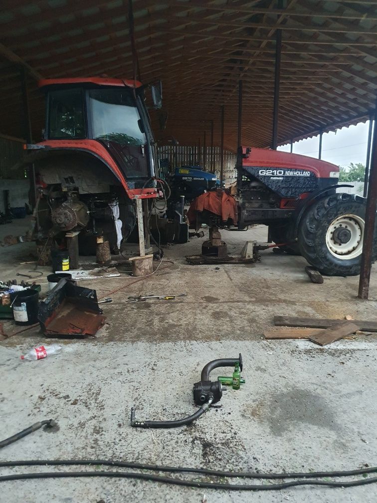 Dezmembrez tractor new holland