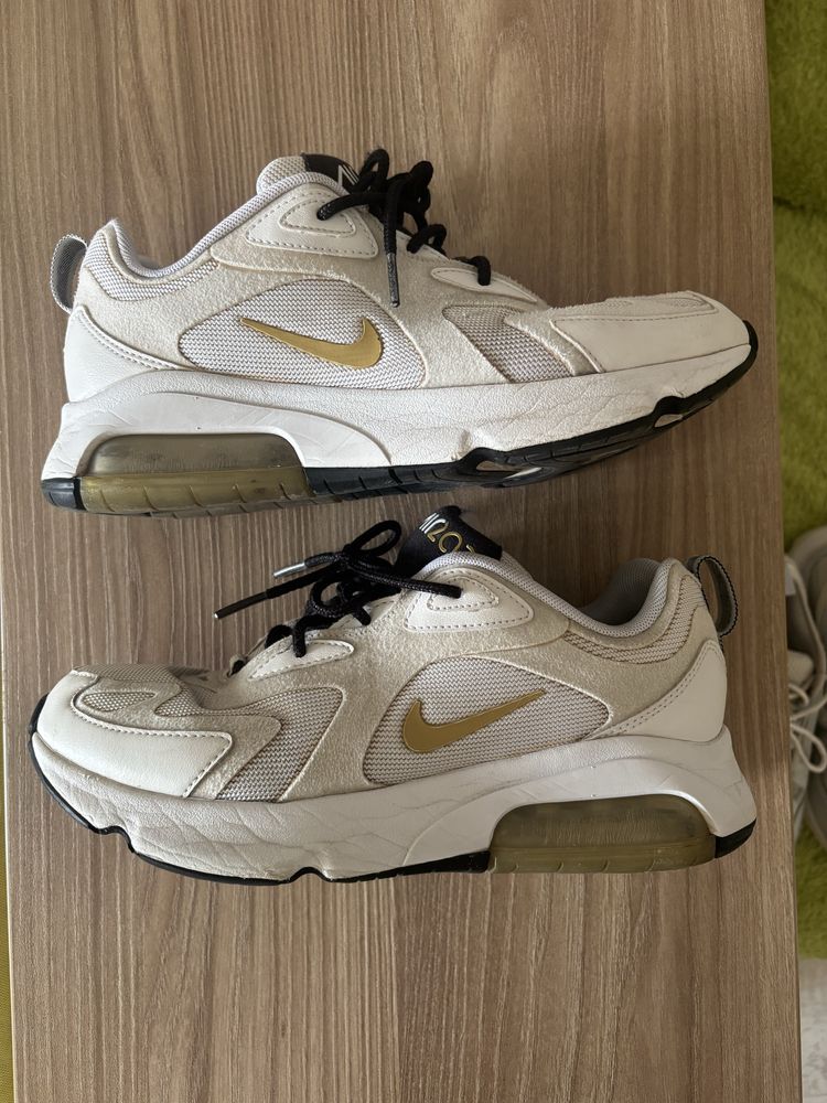 Маратонки Nike.