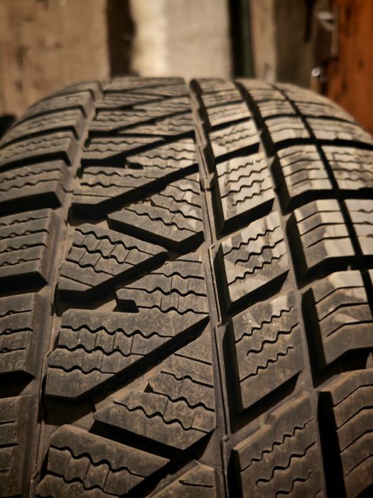 Продавам комплект Зимни гуми KUMHO с джанти 17ки за БМВ Ф01