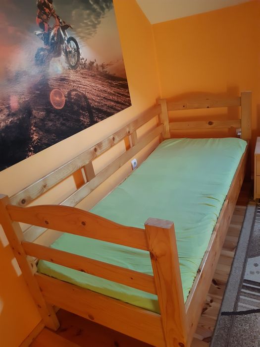 Pat din lemn masiv de o persoana