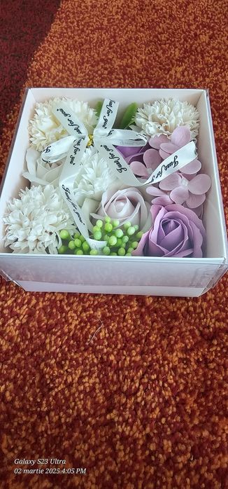 Aranjament floral de săpun în cutie de carton