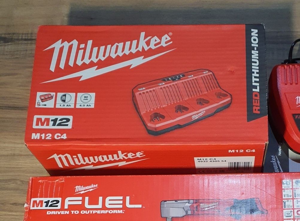 Milwaukee M12 acumulatori baterii incarcatoare scule compresor