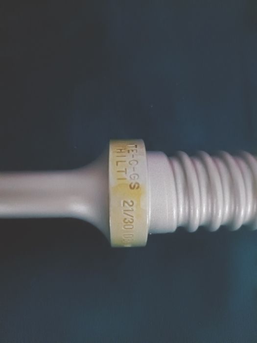 Vând carotă Hilti cu două adaptoare.