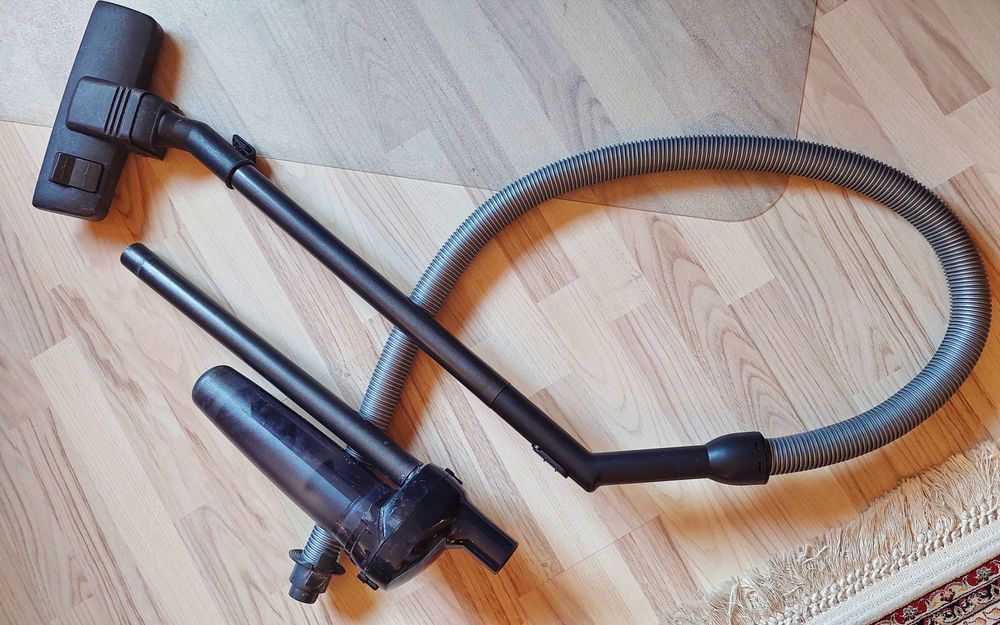 Aspirator puternic 1600 W cu filtru dar si cu sac