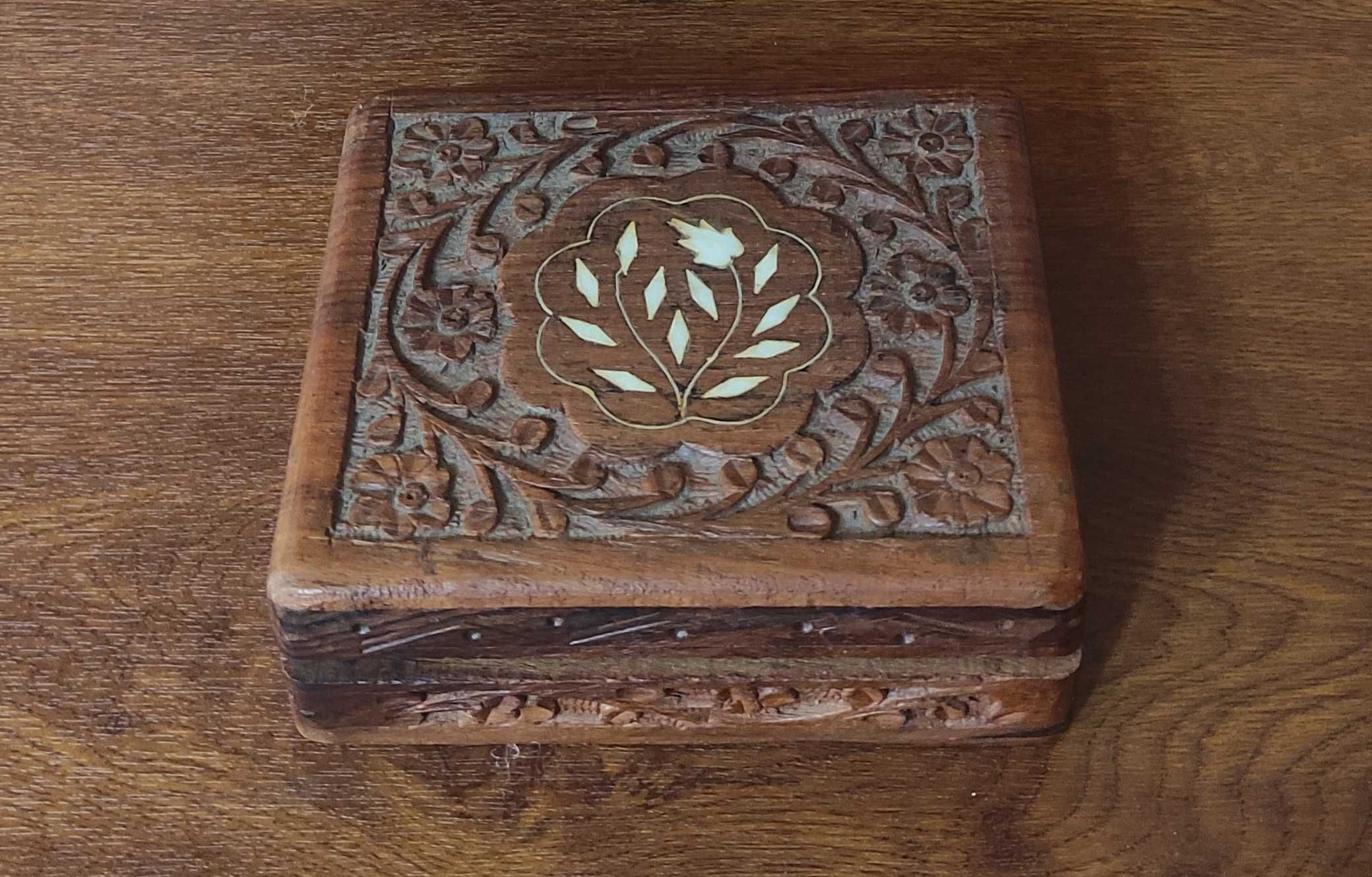 Cutie decorativă de lemn sculptată