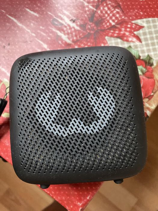 Boxă este foarte bună am și cablu la ea