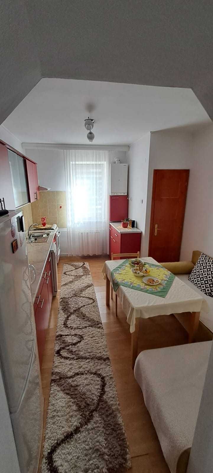 Vand apartament cu doua camere , zona linistita cu loc de parcare .