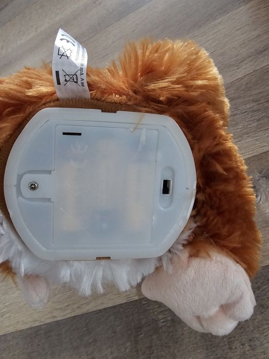 Maimuță plus Moki ce chicoteste și da din mâini