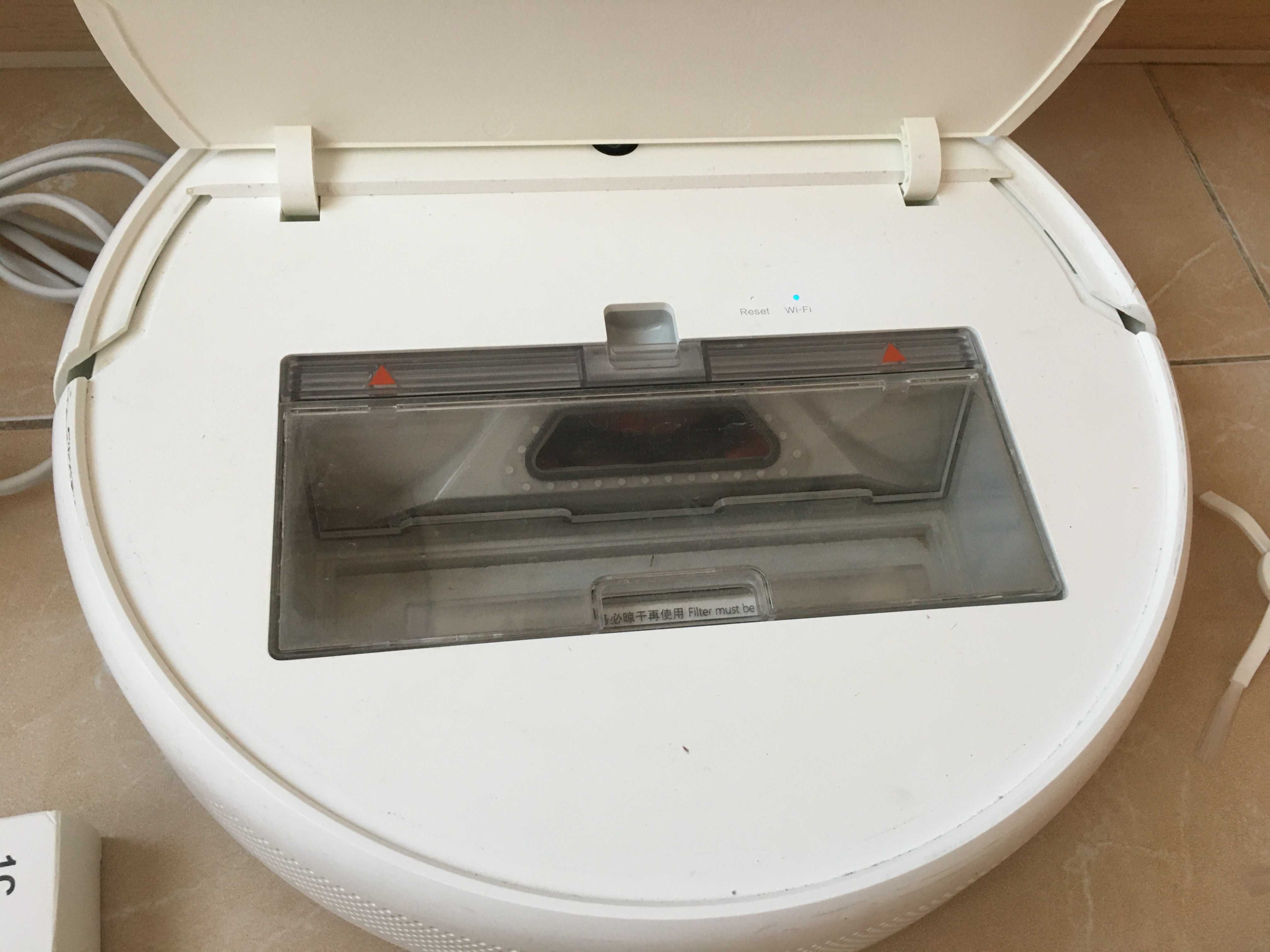 Xiaomi Mi Robot Vacuum Mop Прахосмукачка робот с резервни аксесоари