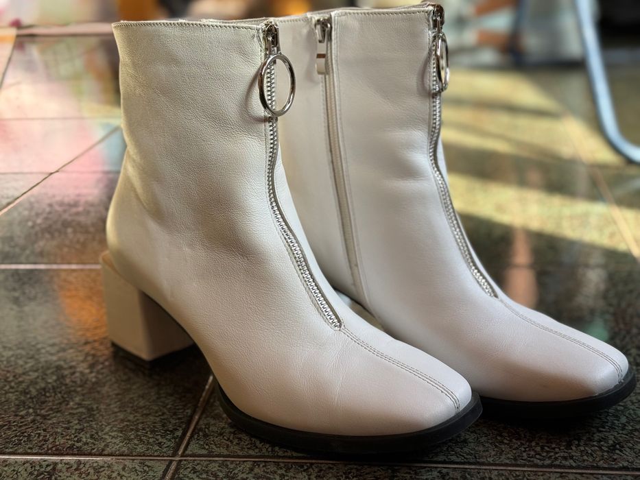 Дамски бели боти от естествена кожа