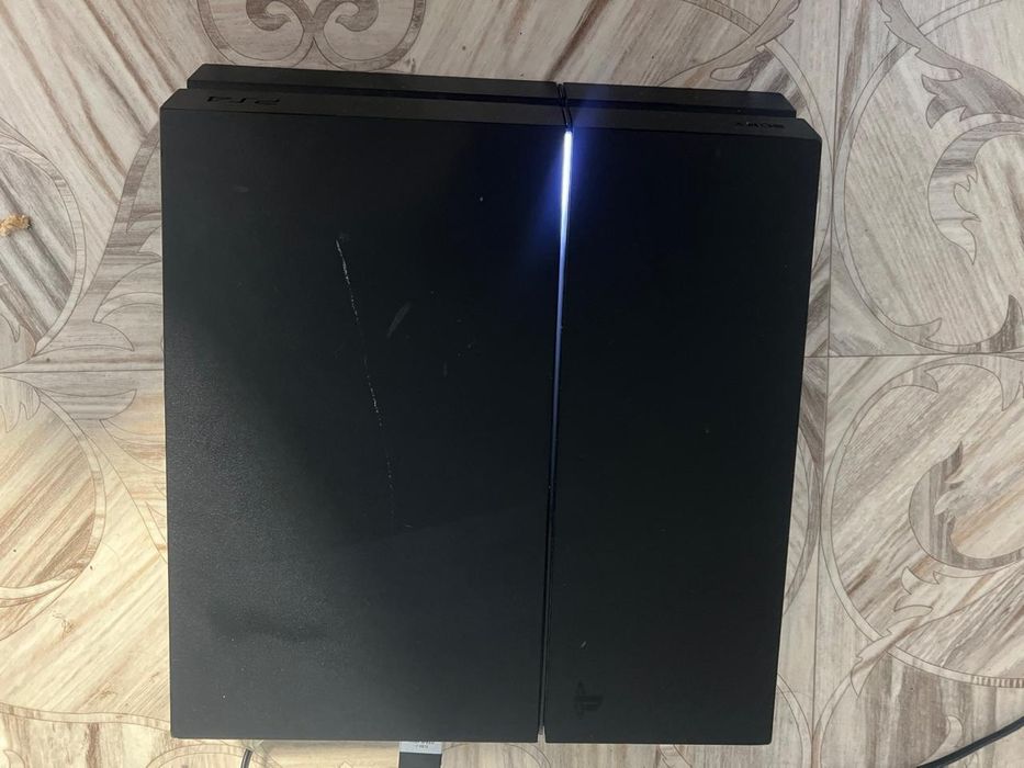 Продам PS4 в хорошем состоянии