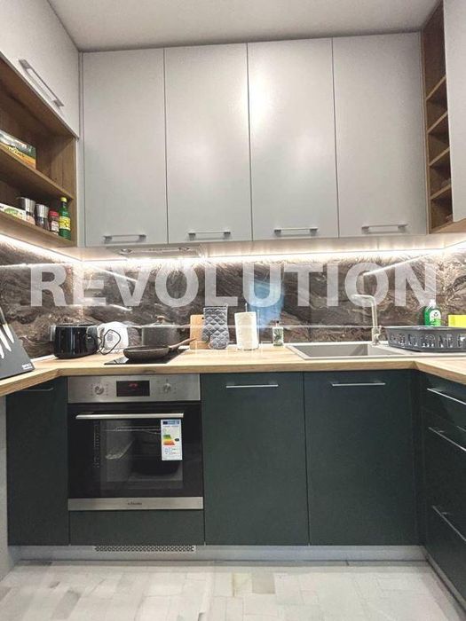 Дава се под наем Тристаен апартамент в Варна, Център - 110 кв.м за 1250 € - Снимка #2