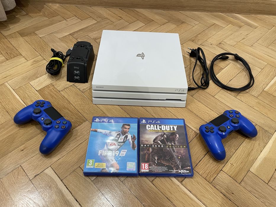 Playstation 4 PRO/PS4 PRO - 1TB с два джойстика