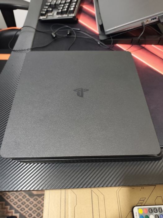 ПРОДАВАМ playstation 4  +2 джойстика +24 диска за повече инф на лично