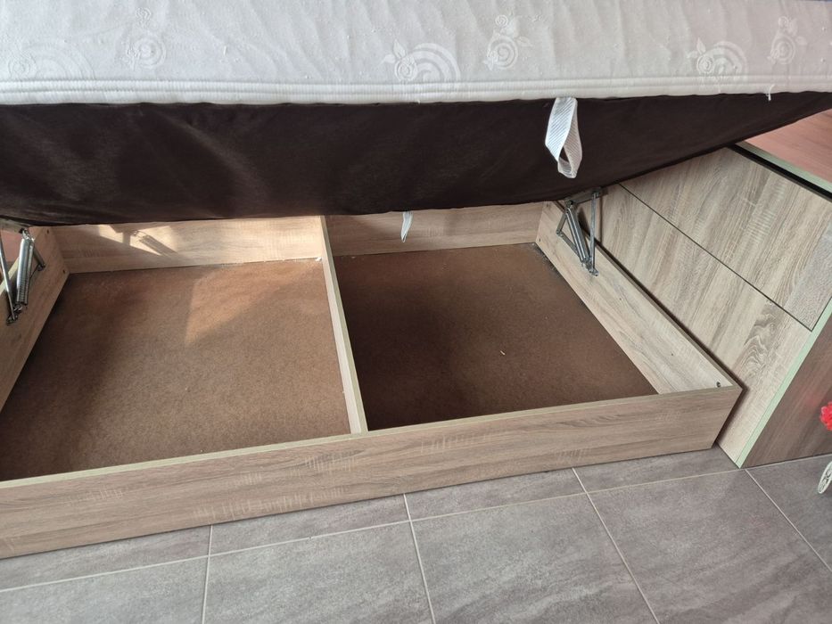 Спалня с матрак, ракла и подматрачни механизъм и място за съхранение