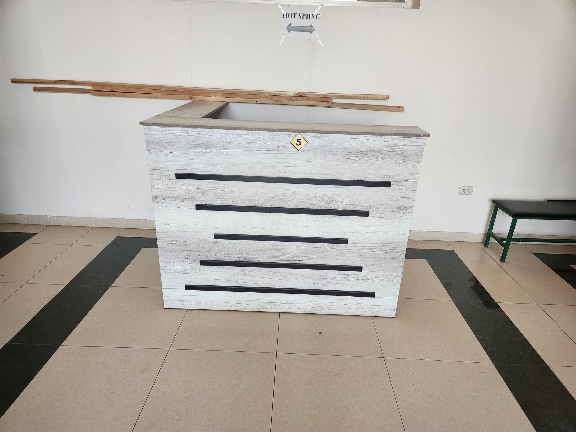 Барная стойка (Reception) учун мебел  холати яхши