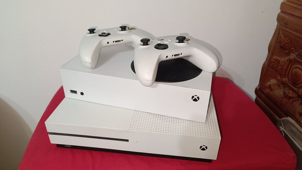 Xbox Series S 512GB și Xbox One S 1TB