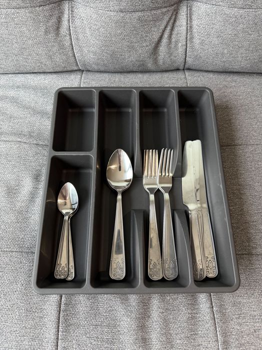 Като нови комплект прибори 16 броя с поставка за прибори