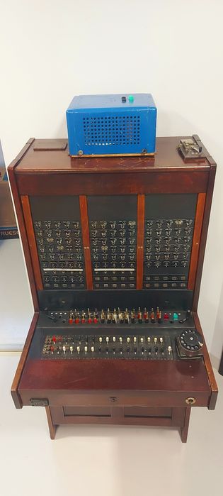 Vând centrală telefonică manuală