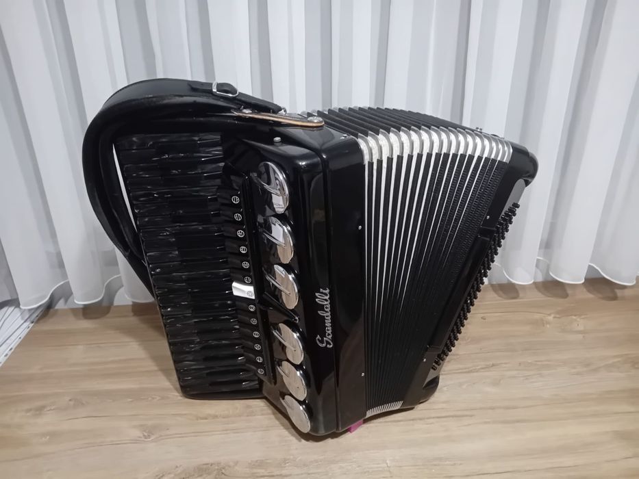Vând acordeon Scandalli Brevetto