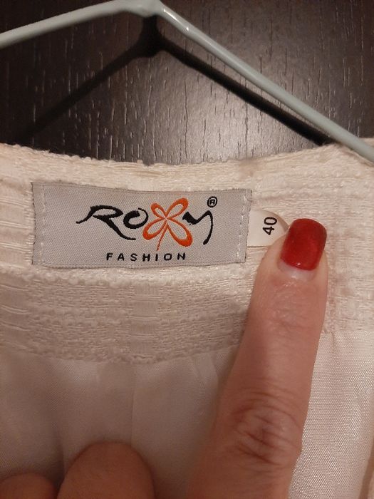 Vând palton cu broderie maci