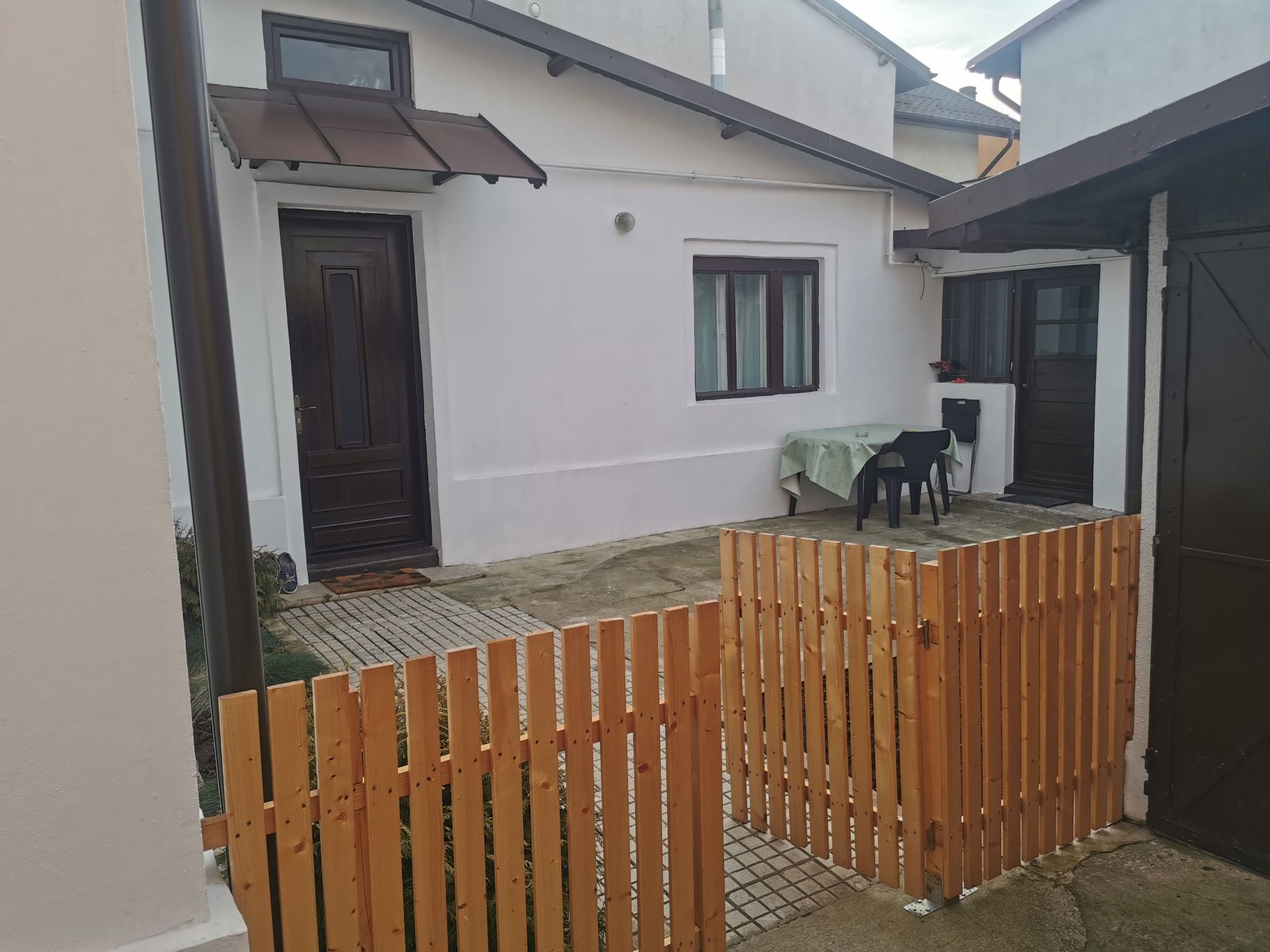 Casă de vânzare construcție foarte solidă ,zonă deosebită