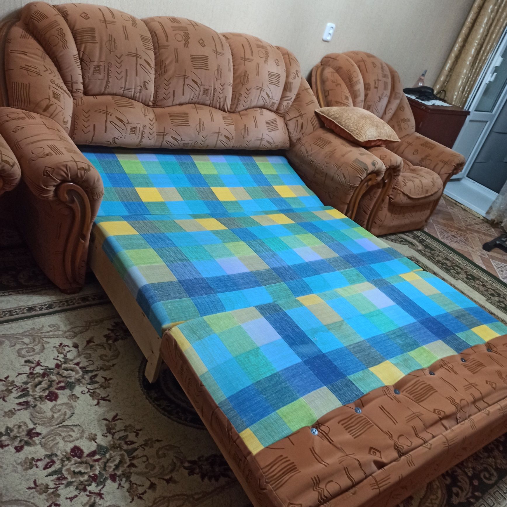 Продам б/у диван и 2 кресла.