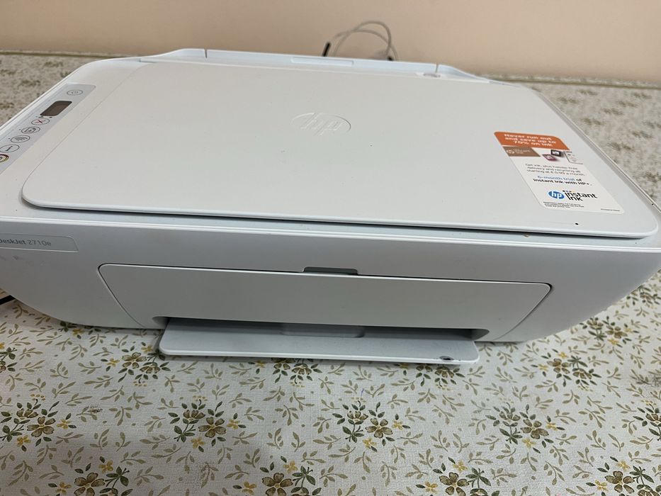 model multifuncțional HP DeskJet 2710e All-in-One.