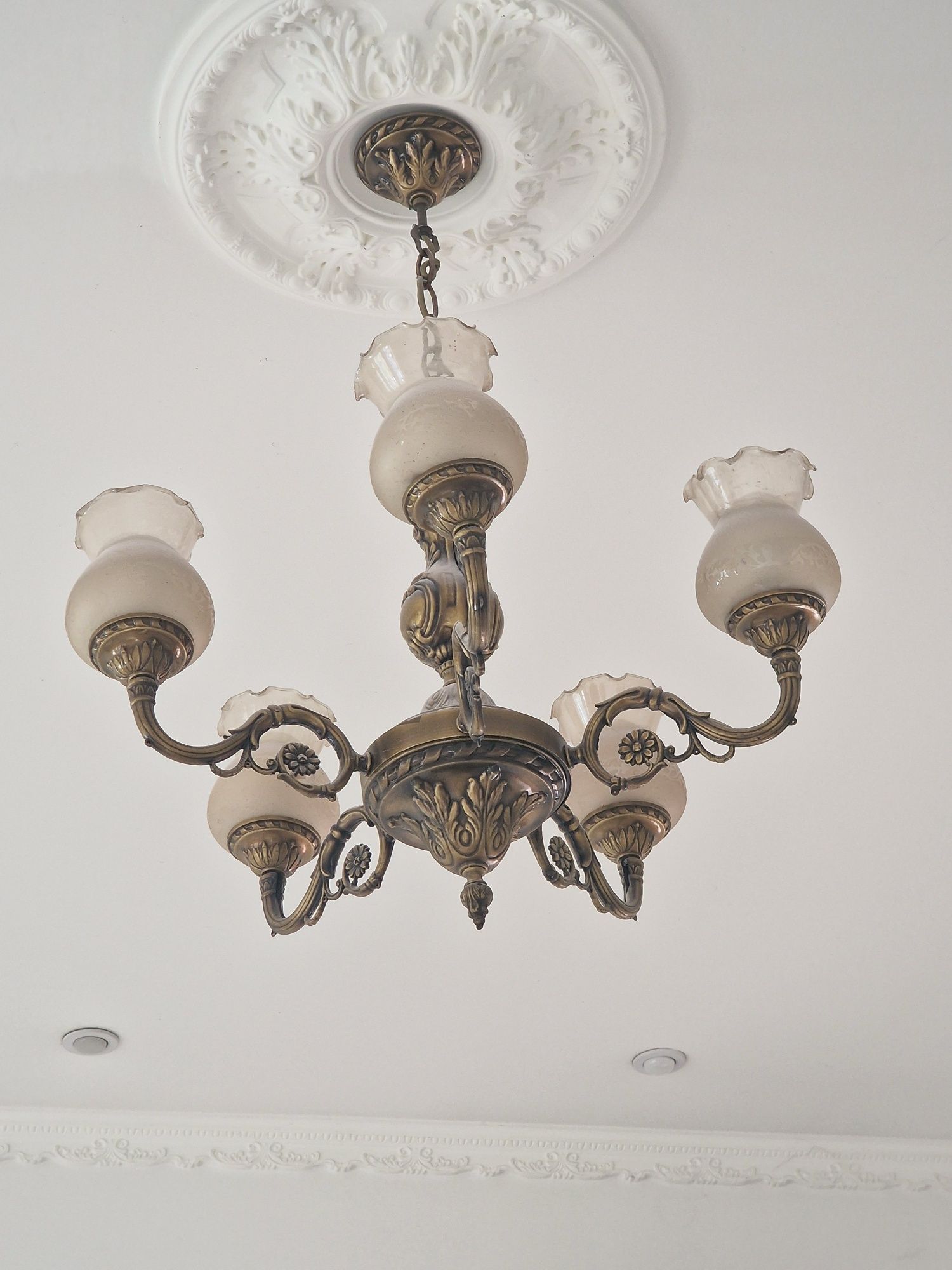 Vând 2 lustre vintige în stare f bună