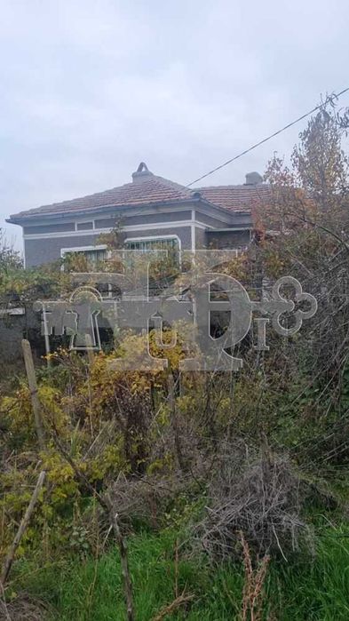 Полковник Иваново, общ. Добрич, стабилна тухлена къща с двор