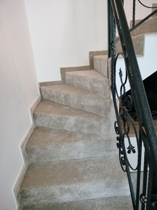 Montaj mochetă, plintă mochetă