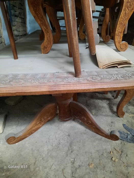 Продам антикварный стол.