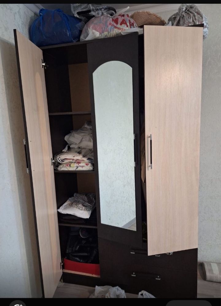 Срочно продаётся кровать и шкаф хорошим состаяние