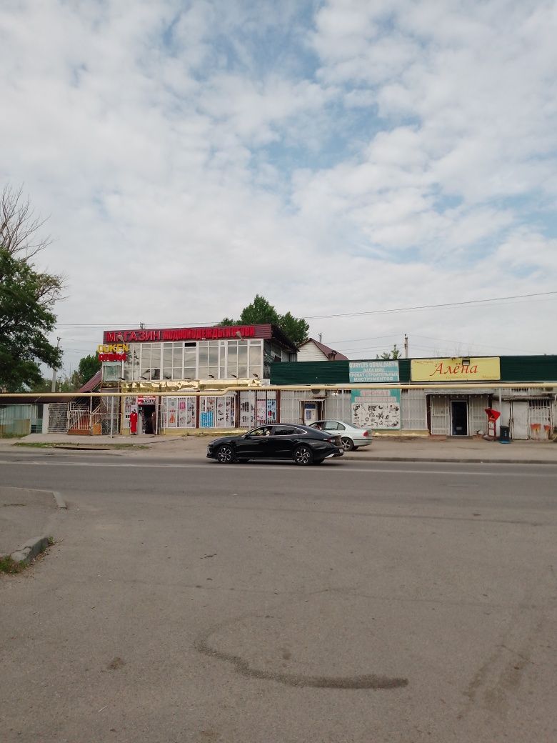 Сдам в аренду магазин одежды и хозтоваров