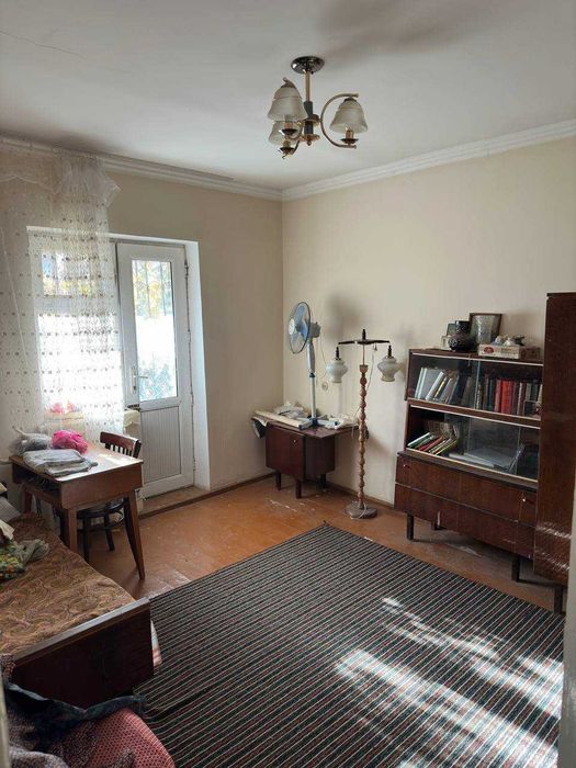 своя 2х комнатная  без ремонта. на первом этаже